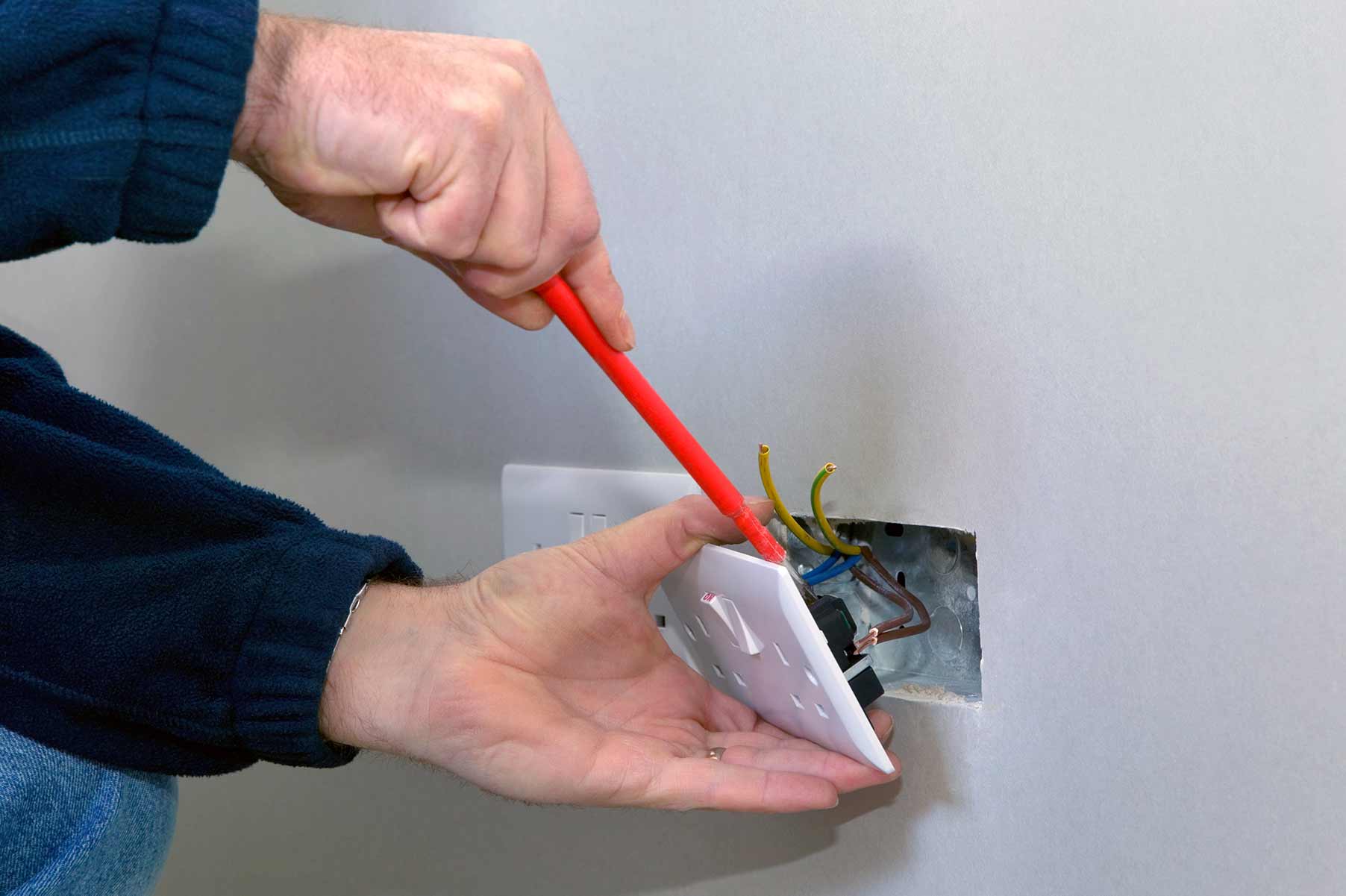 Our electricians can install plug sockets for domestic and commercial proeprties in Nottingham and the local area. 